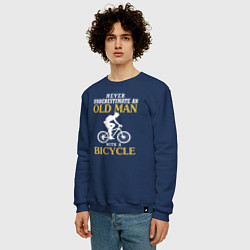 Свитшот хлопковый мужской Никогда не недооценивайте старика с велосипедом, цвет: тёмно-синий — фото 2