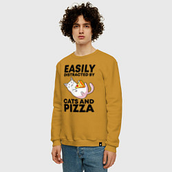 Свитшот хлопковый мужской Легко отвлекаюсь на котов и пиццу, цвет: горчичный — фото 2