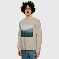 Свитшот хлопковый мужской Туманные холмы и лес, цвет: миндальный — фото 2