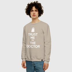 Свитшот хлопковый мужской Trust me Im the doctor, цвет: миндальный — фото 2