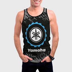 Майка-безрукавка мужская Yamaha в стиле Top Gear со следами шин на фоне, цвет: 3D-черный — фото 2