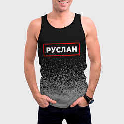 Майка-безрукавка мужская Руслан - в красной рамке на темном, цвет: 3D-черный — фото 2
