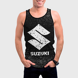 Майка-безрукавка мужская Suzuki с потертостями на темном фоне, цвет: 3D-черный — фото 2