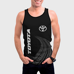 Майка-безрукавка мужская Toyota speed на темном фоне со следами шин: надпис, цвет: 3D-черный — фото 2