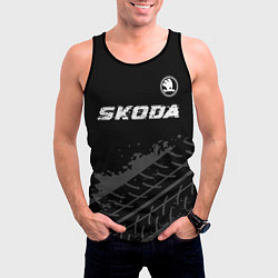 Майка-безрукавка мужская Skoda speed на темном фоне со следами шин: символ, цвет: 3D-черный — фото 2