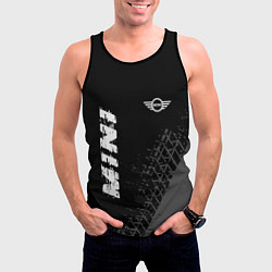 Майка-безрукавка мужская Mini speed на темном фоне со следами шин: надпись,, цвет: 3D-черный — фото 2