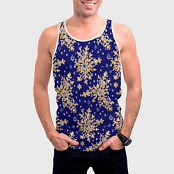 Майка-безрукавка мужская Золотые снежинки на синем шелке, цвет: 3D-белый — фото 2