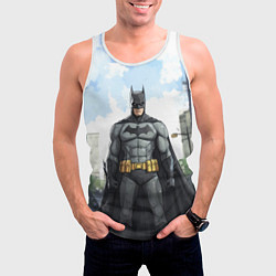 Майка-безрукавка мужская Бэтмен стоит на улице, цвет: 3D-белый — фото 2