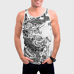 Майка-безрукавка мужская Татуировка дракона на белом, цвет: 3D-белый — фото 2
