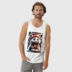 Майка мужская хлопок Котик в новогоднем свитере, цвет: белый — фото 2