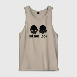 Майка мужская хлопок Черный пришелец - do not look, цвет: миндальный
