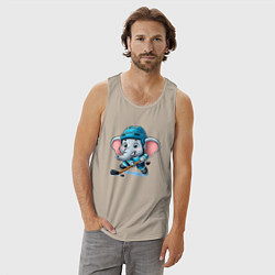 Майка мужская хлопок Слонёнок хоккейный форвард - нейроарт, цвет: миндальный — фото 2