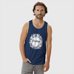 Майка мужская хлопок Рождественский зимний венок, цвет: тёмно-синий — фото 2
