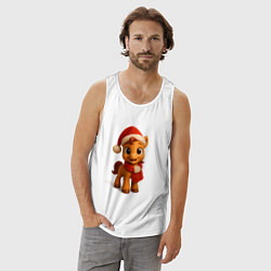 Майка мужская хлопок Милая новогодняя лошадка в шапочке и с шарфом, цвет: белый — фото 2