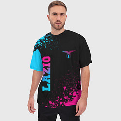 Футболка оверсайз мужская Lazio - neon gradient: символ и надпись вертикальн, цвет: 3D-принт — фото 2