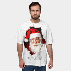 Футболка оверсайз мужская Дед Мороз выглядывает из дыры в стене, цвет: 3D-принт — фото 2
