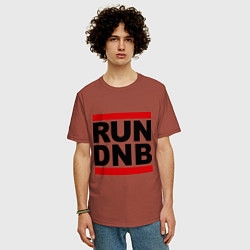 Футболка оверсайз мужская RUN DNB, цвет: кирпичный — фото 2