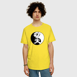 Футболка оверсайз мужская Кунг-фу логотип на фоне знака ИНЬ-ЯНЬ, цвет: желтый — фото 2