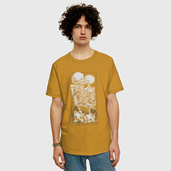 Футболка оверсайз мужская Скелеты любовники, цвет: горчичный — фото 2