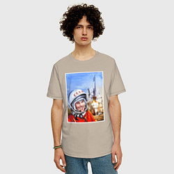 Футболка оверсайз мужская Юрий Гагарин на космодроме, цвет: миндальный — фото 2