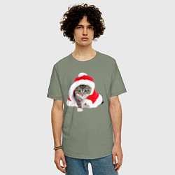 Футболка оверсайз мужская Котик Санта в новогоднем колпаке, цвет: авокадо — фото 2