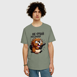 Футболка оверсайз мужская Не стой над душой - бобр с пистолетом, цвет: авокадо — фото 2
