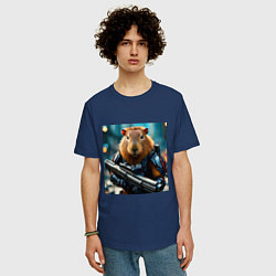 Футболка оверсайз мужская Мем вооруженная капибара и автомат, цвет: тёмно-синий — фото 2