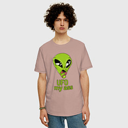 Футболка оверсайз мужская Зеленый пришелец НЛО с надписью UFO my ass, цвет: пыльно-розовый — фото 2