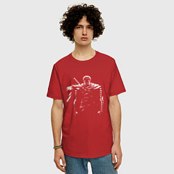 Футболка оверсайз мужская Силуэт Гатса в тени, цвет: красный — фото 2