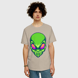 Футболка оверсайз мужская Голова зелёного пришельца, цвет: миндальный — фото 2