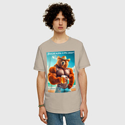 Футболка оверсайз мужская Медведь бодибилдер в соломенной шляпе с кружкой пи, цвет: миндальный — фото 2