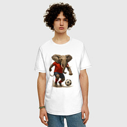 Футболка оверсайз мужская Слон играет в футбол, цвет: белый — фото 2
