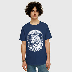 Футболка оверсайз мужская Тигр среди гор и цветов, цвет: тёмно-синий — фото 2