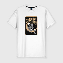 Мужская slim-футболка Скелет сидит на полумесяце и держит ромашку