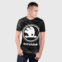 Футболка спортивная мужская Skoda speed на темном фоне со следами шин, цвет: 3D-принт — фото 2