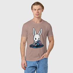 Футболка хлопковая мужская Зайчонок обнял клубки The bunny hugged the balls, цвет: пыльно-розовый — фото 2