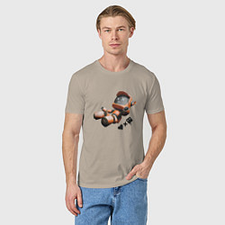 Футболка хлопковая мужская Падающий робот с логотипом, цвет: миндальный — фото 2