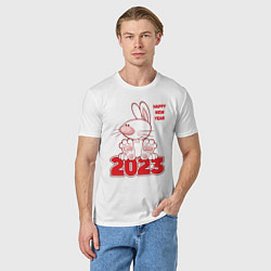 Футболка хлопковая мужская Happy New Year, 2023, кролик сидит на цифрах, цвет: белый — фото 2