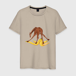 Футболка хлопковая мужская Жираф скользит на банановой кожуре, цвет: миндальный