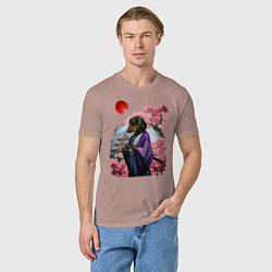 Футболка хлопковая мужская Такса-Самурай весенняя на фоне сакуры, цвет: пыльно-розовый — фото 2