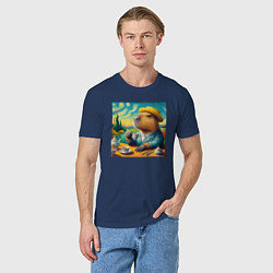 Футболка хлопковая мужская Забавная капибара в шляпе и костюме пьет чай в сти, цвет: тёмно-синий — фото 2