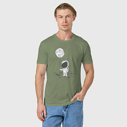 Футболка хлопковая мужская Космонавт и лунный шарик, цвет: авокадо — фото 2