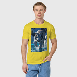 Футболка хлопковая мужская Белоснежный тигр крадется по льду, цвет: желтый — фото 2