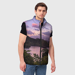 Мужской жилет Пейзаж вечерней реки и леса, цвет: 3D-черный — фото 2