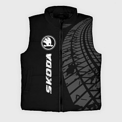 Мужской жилет Skoda speed на темном фоне со следами шин: по-верт