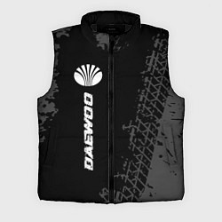 Мужской жилет Daewoo speed на темном фоне со следами шин: по-вер