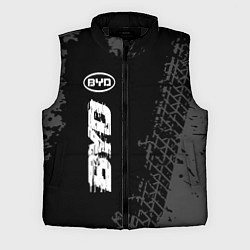 Мужской жилет BYD speed на темном фоне со следами шин: по-вертик