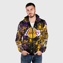 Ветровка с капюшоном мужская Лейкерс - хаос цветов команды, цвет: 3D-черный — фото 2