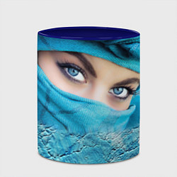 Кружка 3D Синеглазая девушка в хиджабе, цвет: 3D-белый + синий — фото 2