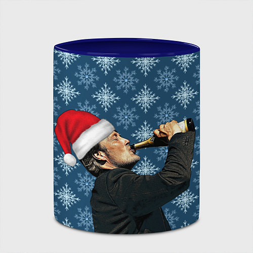 Кружка цветная Мадс Миккельсен в шапке Санты Клауса / 3D-Белый + синий – фото 2
